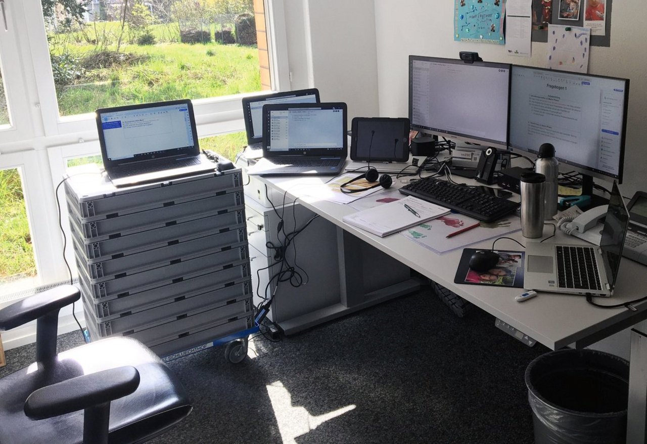 Der Arbeitsplatz eines Schluechthof-Prüfungsexperten, der gleichzeitig technischer Moderator war. Damit wurden die letzten mündlichen Prüfungen für den Agrotechniker/-in HF-Lehrgang ermöglicht. Bild: Schluechthof