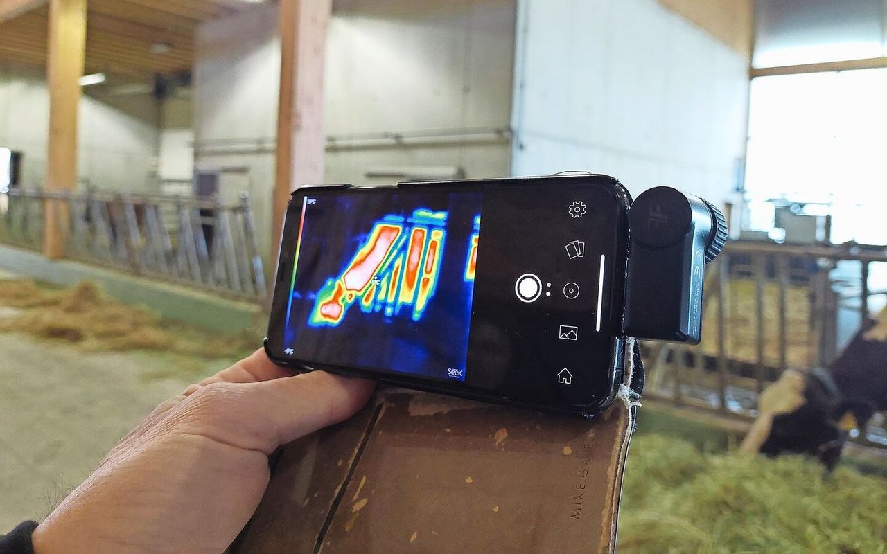 Die Wärmebildkamera für das Handy ist eine praktische und einigermassen kostengünstige Lösung zur Überwachung des Heustocks. Sie kann einfach beim USB-Anschluss des Handys eingesteckt werden.