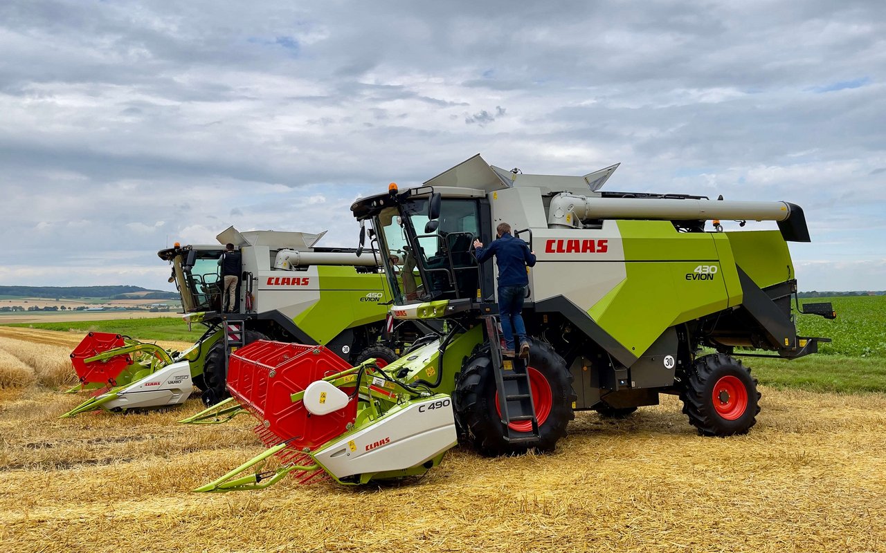 Mähdrescher Claas Evion 430 in Seitenansicht.