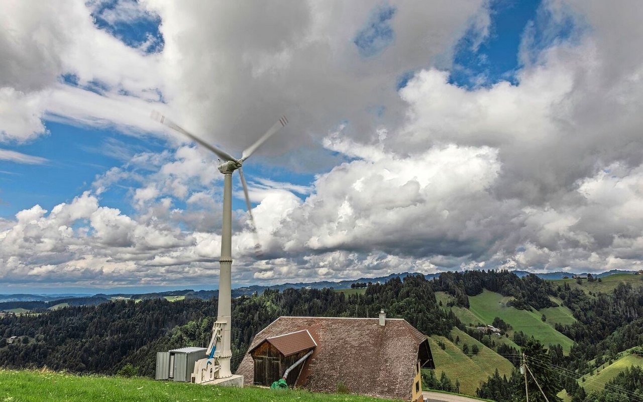 Die Windturbine von Familie Riedweg in Escholzmatt LU hat eine Gesamthöhe von 25 Metern und eine Leistung von 30 kW. Sie steht im Hofareal und gilt als bäuerliche Anlage für Eigenbedarf.