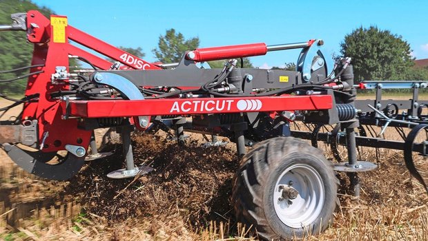 Weil die Schneidscheiben drehen, kann auch eine nur dünne Bodenschicht geschnitten und samt Ernterückständen verstopfungsfrei verarbeitet werden.