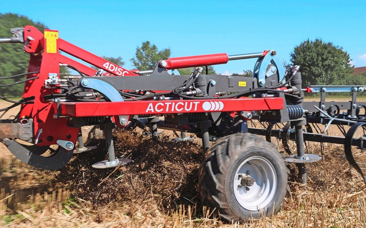 Weil die Schneidscheiben drehen, kann auch eine nur dünne Bodenschicht geschnitten und samt Ernterückständen verstopfungsfrei verarbeitet werden.