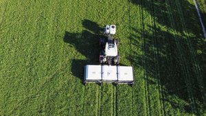 Der Ecorobotix hat eine Arbeitsbreite von sechs Metern. Unter der Haube am Heck erfolgt die gezielte Düsen-Applikation auf die Zielpflanzen. Im Frontanbau sind ein Frischwassertank sowie der Ausbringtank und die Pumpentechnik montiert.