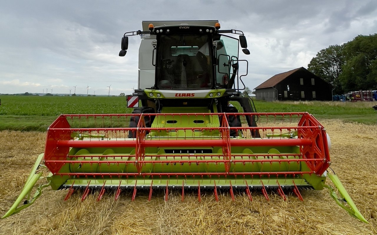 Mähdrescher Claas Evion 430 in Frontalansicht.