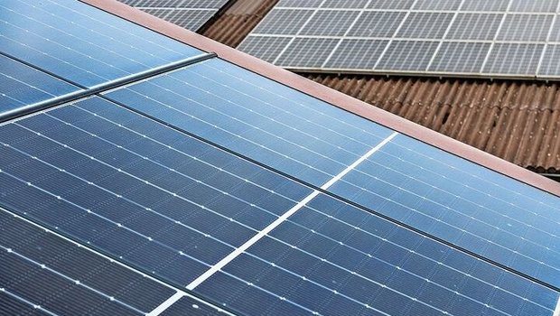 Die Dächer von landwirtschaftlichen Bauten eignen sich meistens sehr gut, um eine PV-Anlage zu montieren.