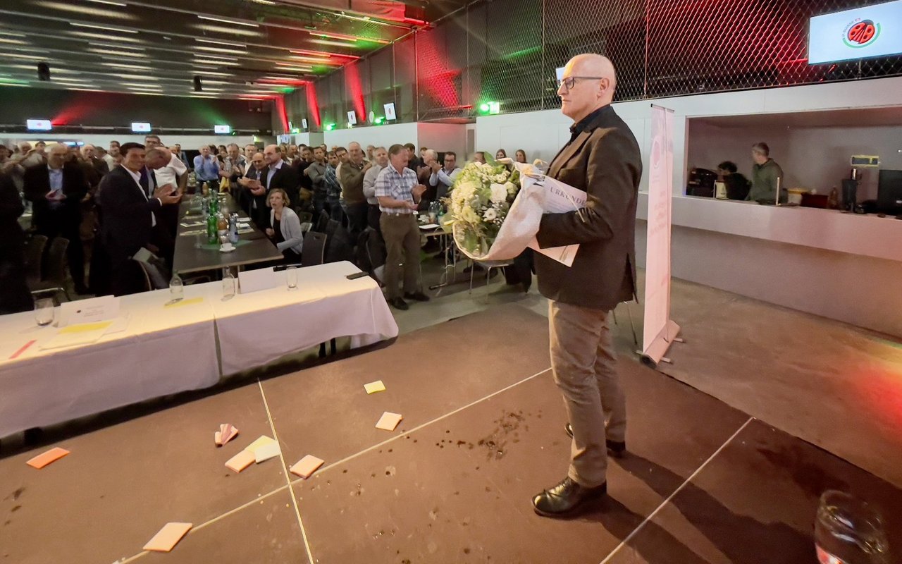 IP-Suisse-Geschäftsführer Fritz Rothen auf der Bühne.