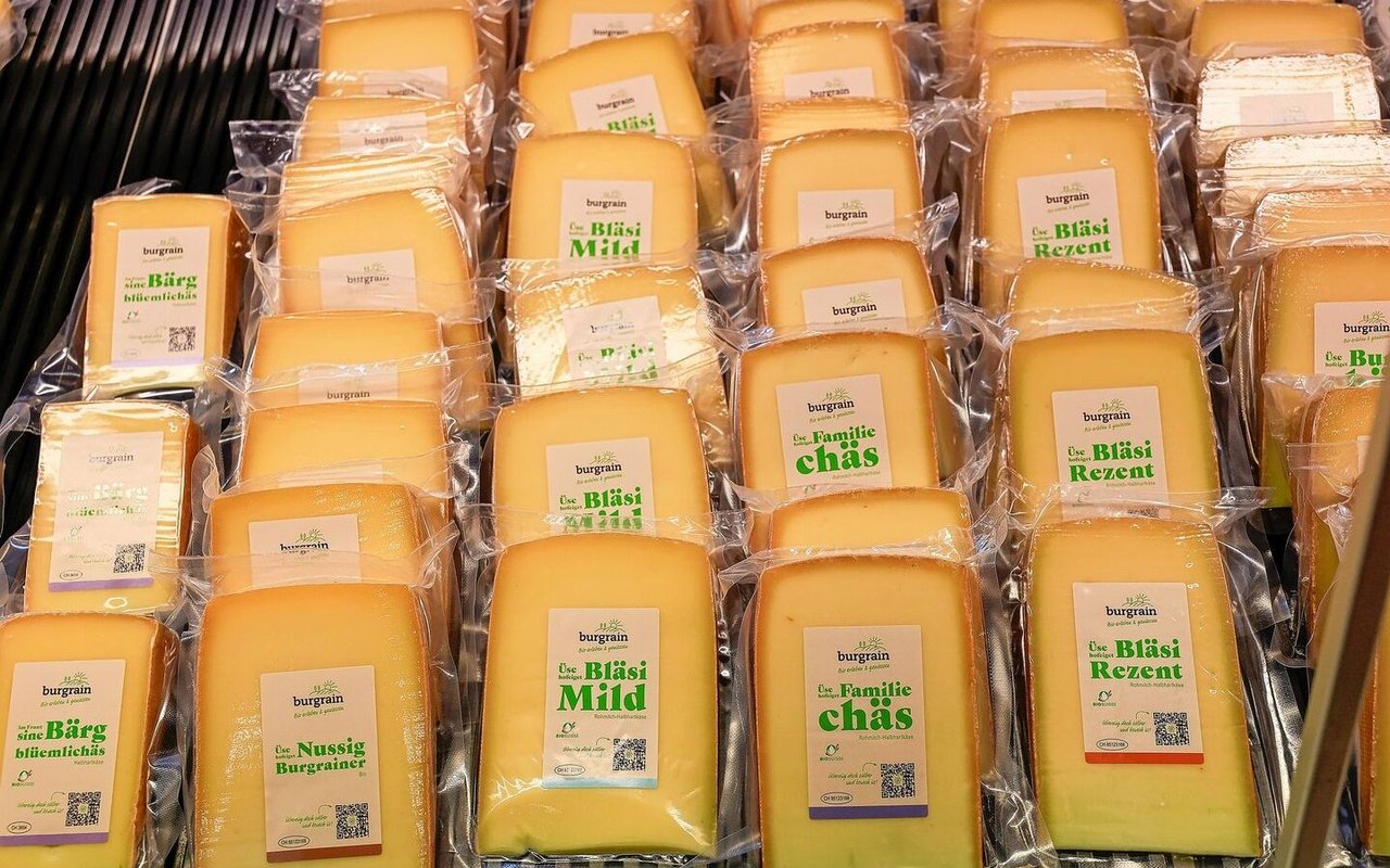 Der Grossteil der Milch wird in der Käserei vor Ort verarbeitet und unter anderem im Hofladen der «Agrovision Burgrain AG» verkauft.