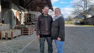 Fred und Caroline Grunder führen in Belp einen Pachtbetrieb mit Milchvieh.