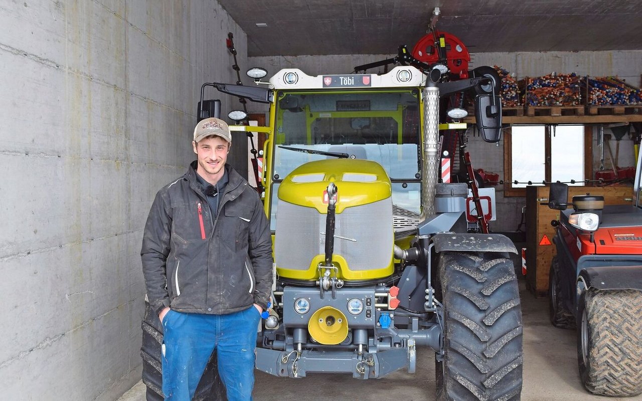 Tobias Kälin junior schätzt das zentrale Drehgelenk des Rigitrac, das auch in Hanglagen Stabilität bietet.