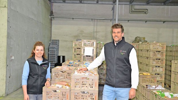 Flankieren frisch abgepackte Speisekartoffeln für den Detailhandel: Carmen Bögli, Junior Product Managerin Pflanzkartoffeln, und Stefan Hager, Bereichleiter Beschaffung bei Terralog.