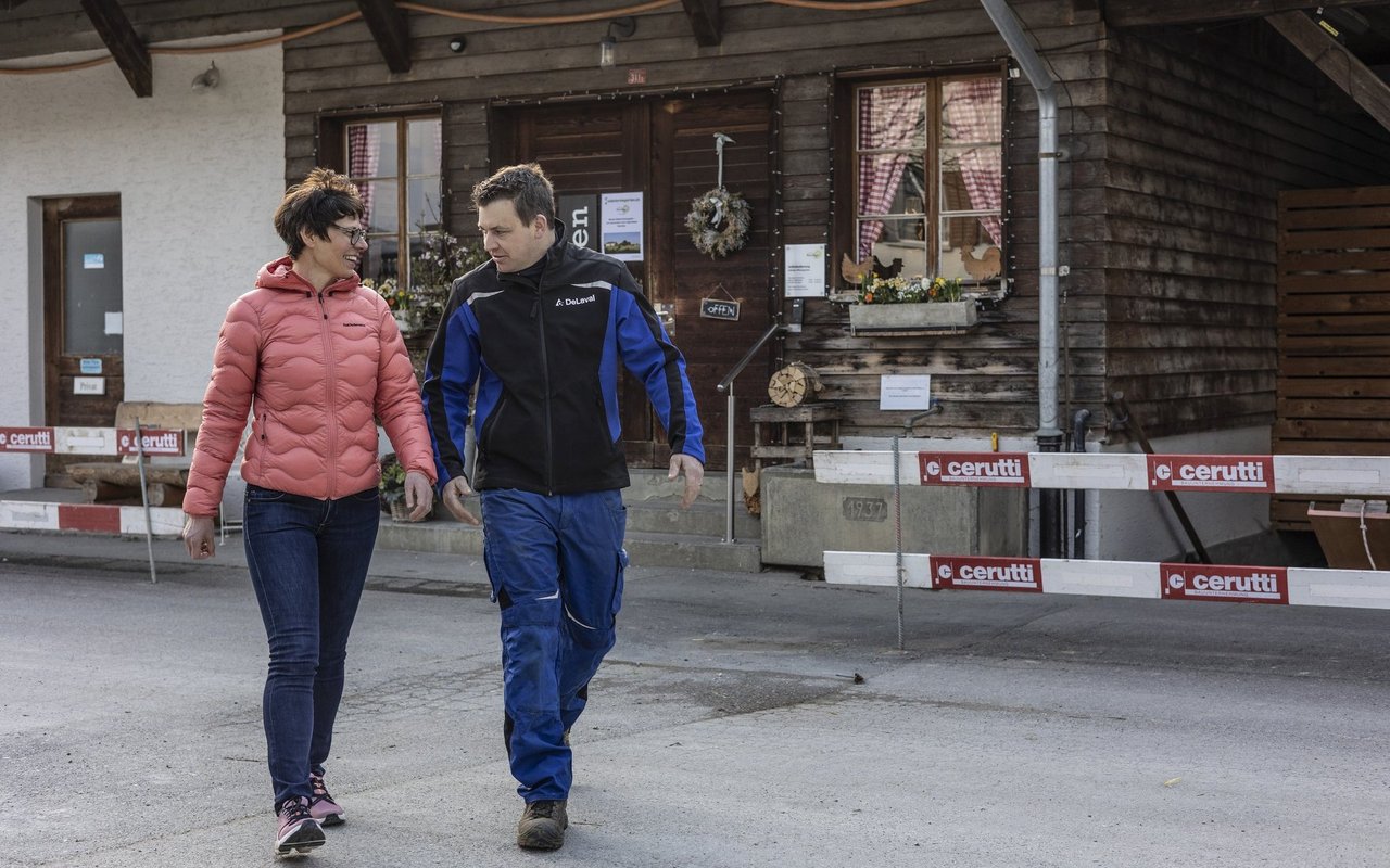 Livia Giovanoli und Tobias Kritzer sind gemeinsam für «Haus & Hof Hermolingen» unterwegs.