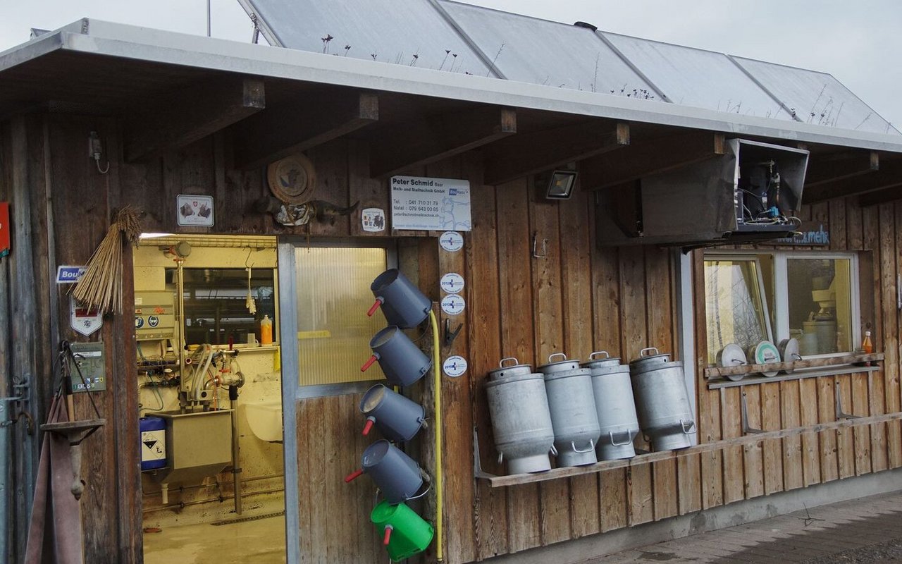 Aussenansicht des Milchzimmers. Darüber, auf dem Dach, sind Sonnenkollektoren installiert.