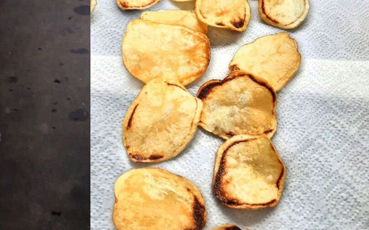 Gebackene Kartoffeln liegen auf einem Haushaltspapier. Sie zeigen deutlich braune Stellen.