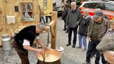 Am Cheese-Festival in Thun BE können die Besucher in einer mobilen Schaukäserei dem Käser bei der Arbeit zuschauen.  (Bild: «die grüne» / Jürg Vollmer)