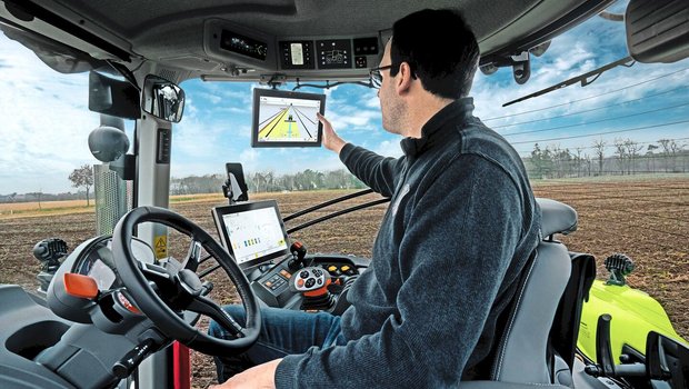 Traktoren können schon lange selber lenken. Immer häufiger können sie mit ihrem Terminal auch Anbaugeräte gezielt regeln.