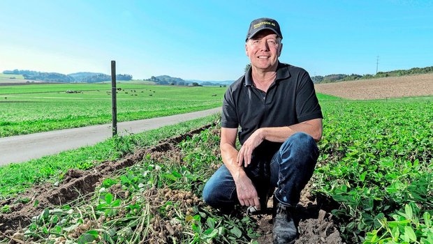 Einer, der an der HAFL-Umfrage teilnahm war Daniel Schaller. Der innovative Bioproduzent aus Wünnewil FR ist überzeugt von Bio, aber übt auch Kritik an den Richtlinien, an den Kontrollen und am Handel. 