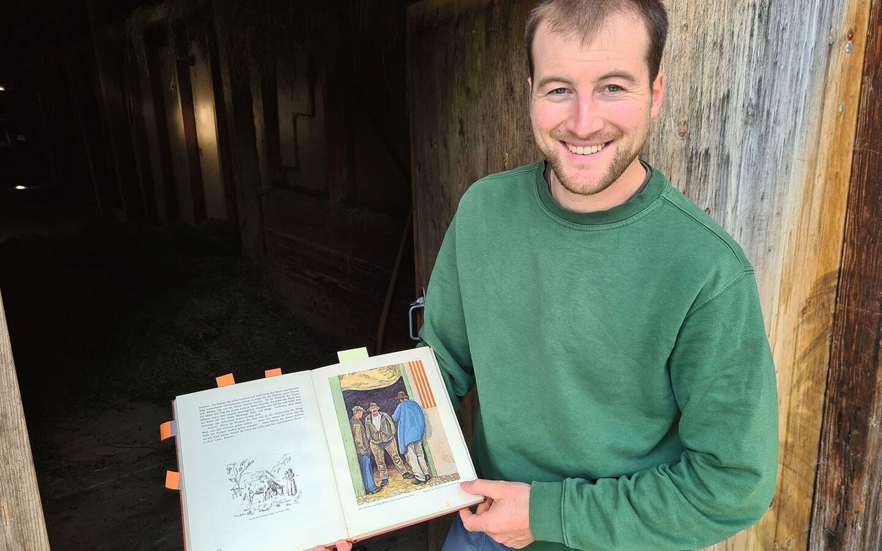 Dieses Buch, das sein Grossvater zin den 1950er-Jahren zum Abschluss der Landwirtschaftsschule erhalten hat, inspiriert Lukas Brönnimann. 