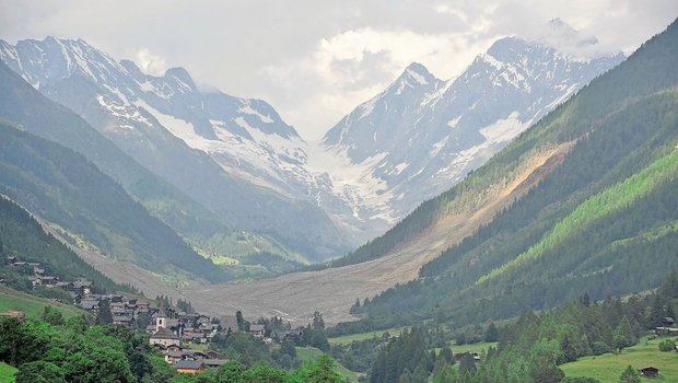 Von Ferden aus hat man einen guten Blick nach Blatten. Die Landwirtschaft im Lötschental will nach dem Bergsturz die Herausforderungen anpacken. 