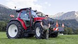 Ivo Hardegger mit seinem Traumtraktor, dem Lintrac 130.  (Bild: «die grüne» / Gian Vaitl)