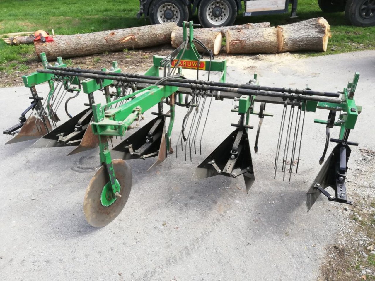 Der herbizidlose Kartoffelanbau erfordert eine passende Mechanisierung. Linders haben ein altes Hackgerät speziell für ihre Bedürfnisse angepasst. Bild: zVg