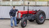 Ernst Reich mit seinem Massey Ferguson 65.  (Bild: «die grüne» / Gian Vaitl)