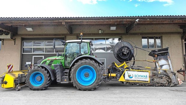 Das Spezielle sind nicht nur die blauen Felgen des Fendt, sondern die selbst umgebaute Grabenfräse. Sie kann einen zwei Meter tiefen Graben fräsen.