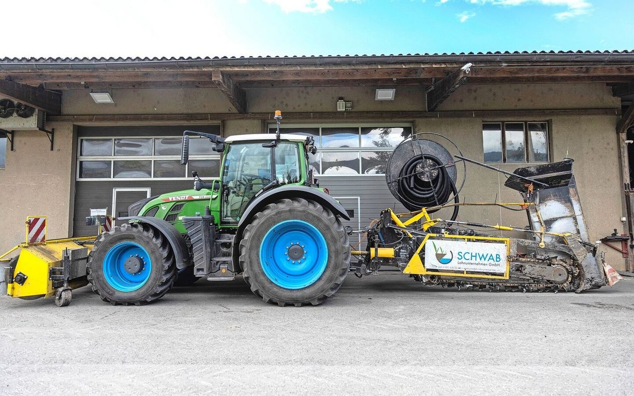 Das Spezielle sind nicht nur die blauen Felgen des Fendt, sondern die selbst umgebaute Grabenfräse. Sie kann einen zwei Meter tiefen Graben fräsen.