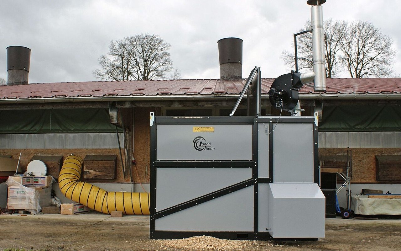 Ein Hackschnitzelofen zur Trocknung des Raufutters kann günstiger sein als ein Ölofen. Zu beachten ist der Sicherheitsabstand von drei Meter zum Gebäudedach.	