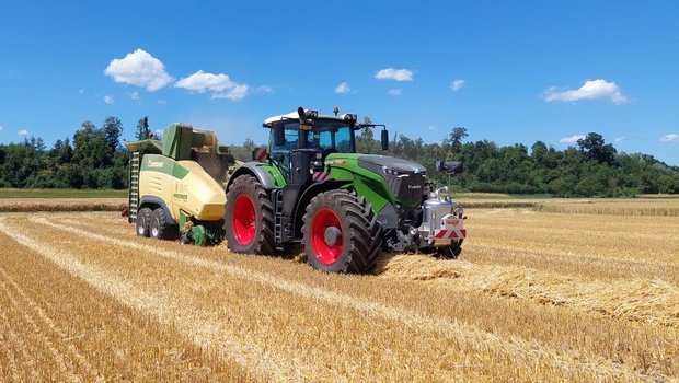 Die Pelletherstellung braucht viel Kraft, um die Pellets mit 2000 bar Druck pressen zu können. Deshalb zieht ein Fendt 1050 mit 517 PS die Presse.