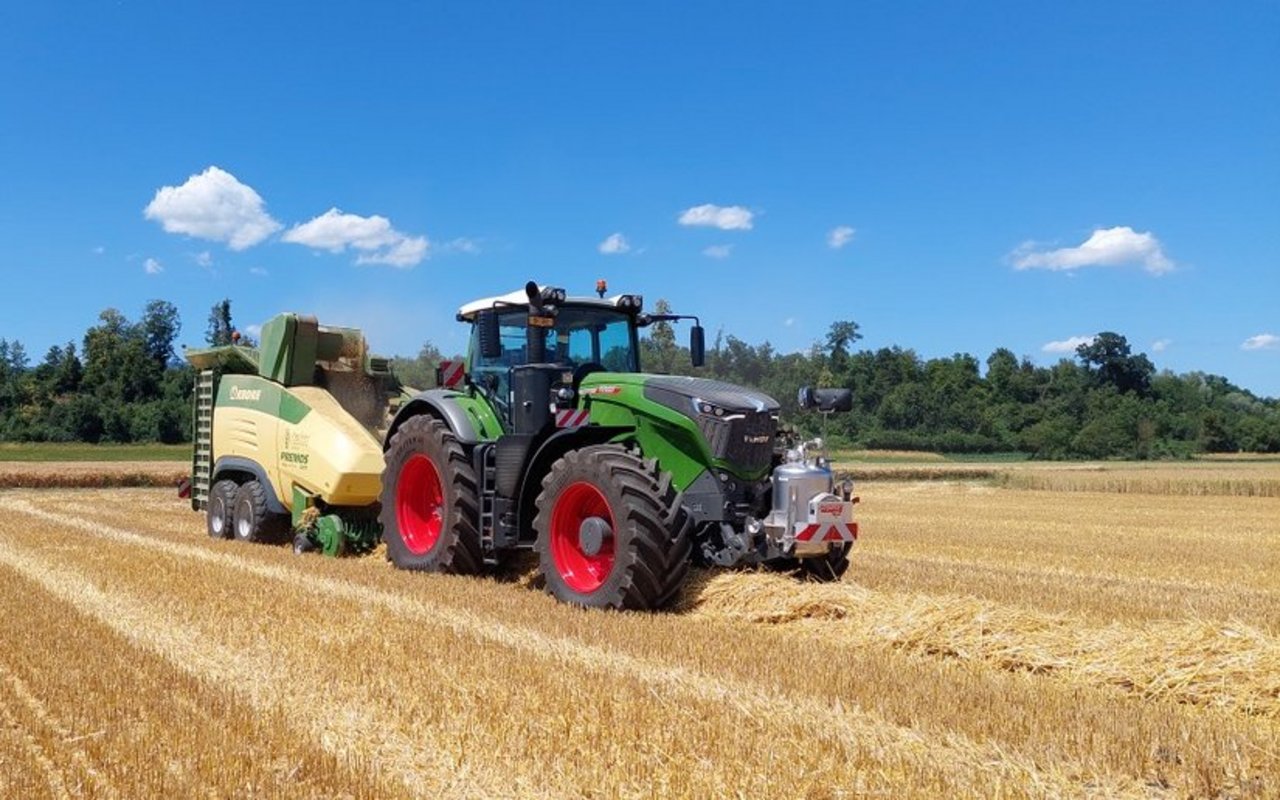 Die Pelletherstellung braucht viel Kraft, um die Pellets mit 2000 bar Druck pressen zu können. Deshalb zieht ein Fendt 1050 mit 517 PS die Presse.