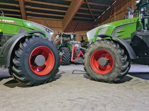 Reifendruckregel-Anlage macht den Traktor besser Die Grosstraktoren der Andrey und Schafer Lohnunternehmung AG sind ab Werk mit Fendt Vario Grip ausgerüstet. Die Luftleitungen sind mit Drehdurchführungen durch die Naben geführt und die Verstellung erfolgt am Terminal. Bild: Beat Schmid