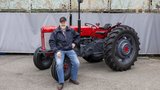 Ernst Reich mit seinem Massey Ferguson 65.  (Bild: «die grüne» / Gian Vaitl)