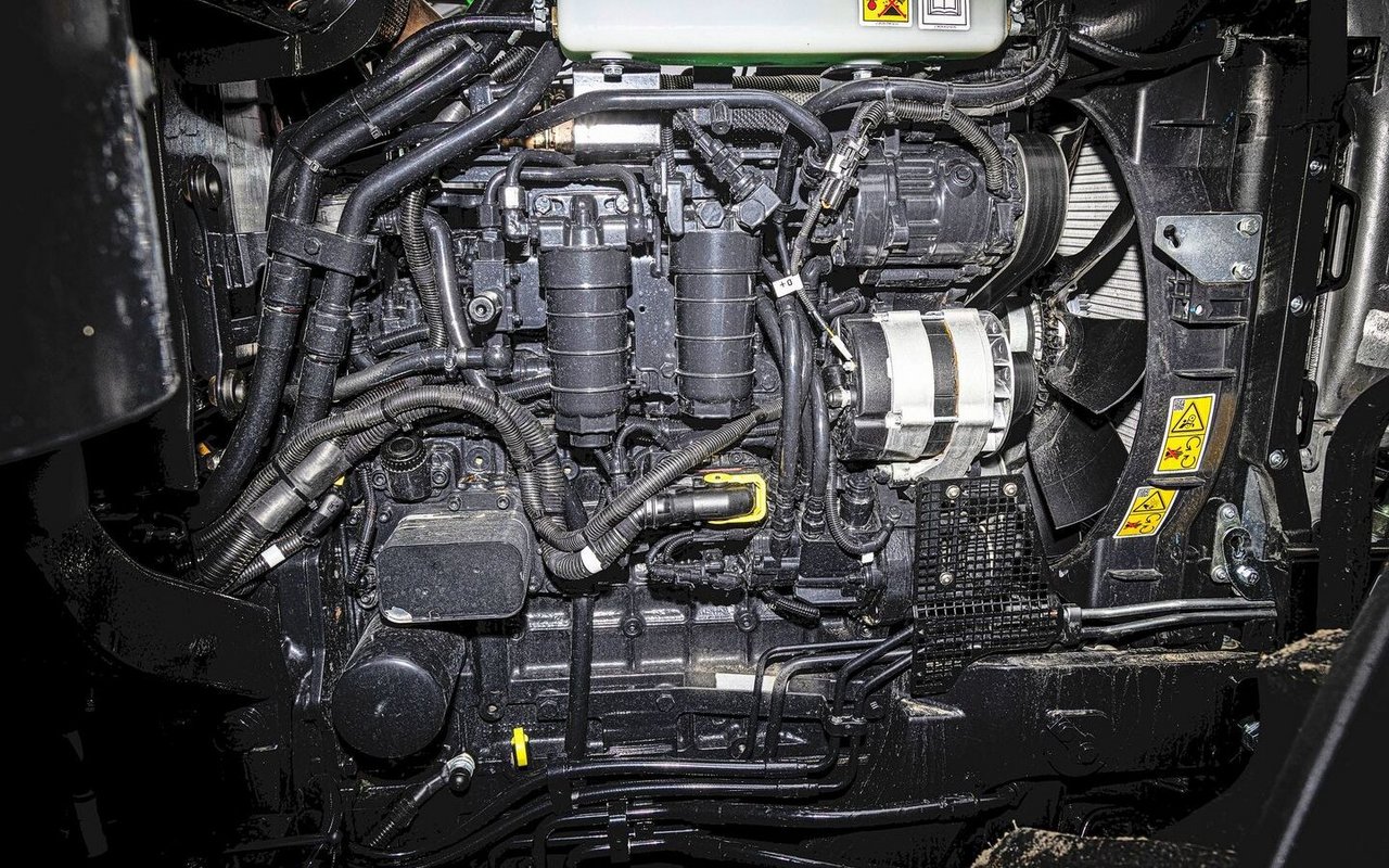 In der Praxis ist die Übersicht nicht so einfach wie in der Grafik. Die Bauteile werden kompakt verbaut. Hier erkennbar die Handpumpe, die beiden Filter und die beiden Pumpen. Das Common-Rail-Rohr befindet sich hinter den Filtern (Farmotion-Motor, vier Zylinder, 3850 cm3, mit bis 2000 bar Rail-Druck, Hürlimann XA 105).