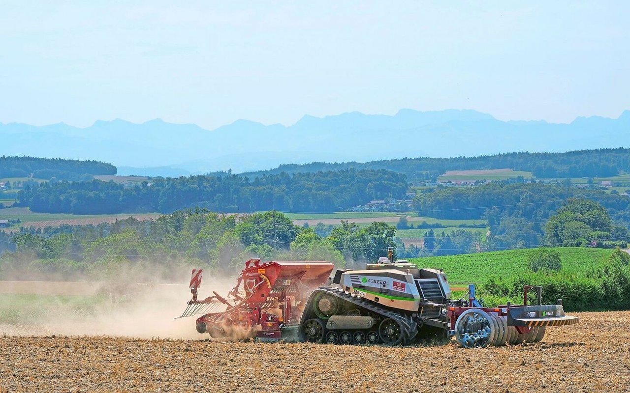 Der Agbot 5.155T2 mit Frontpacker und Säkombination zieht seine Runden. In diesem Fall wird jedoch nur die Kreiselegge zur Saatbettbereitung verwendet. 