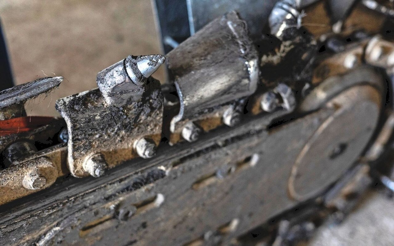 Wie bei einer Kettensäge besitzt die Grabenfräse einen «Schneidezahn» und einen «Tiefenbegrenzer».
