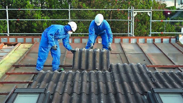 Bei Asbestverdacht – etwa bei Wellfaserplatten – braucht es beim Entfernen eine Schutzausrüstung. 