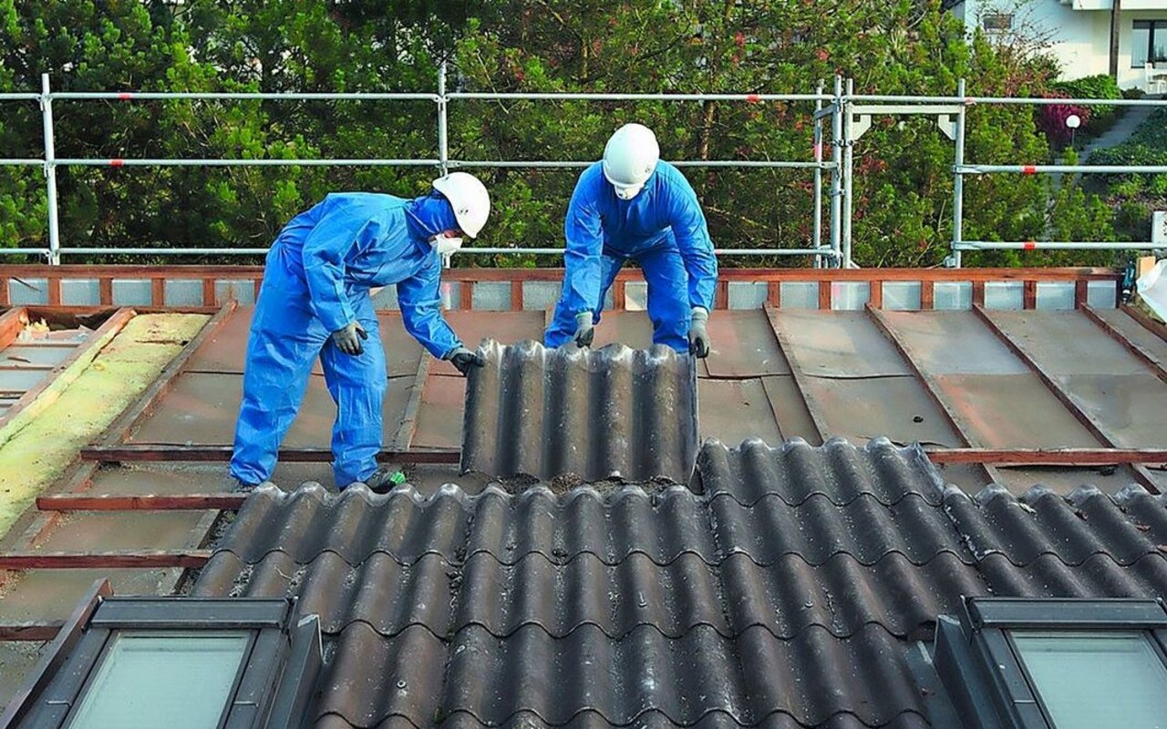 Bei Asbestverdacht – etwa bei Wellfaserplatten – braucht es beim Entfernen eine Schutzausrüstung. 