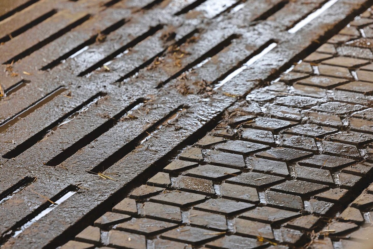 Links die Spaltenböden, rechts die SG-6-Elemente mit den Querrillen. Dank diesen fliesst der Harn rasch ab. Kurt Huber hat vor allem die Rutschfestigkeit überzeugt.