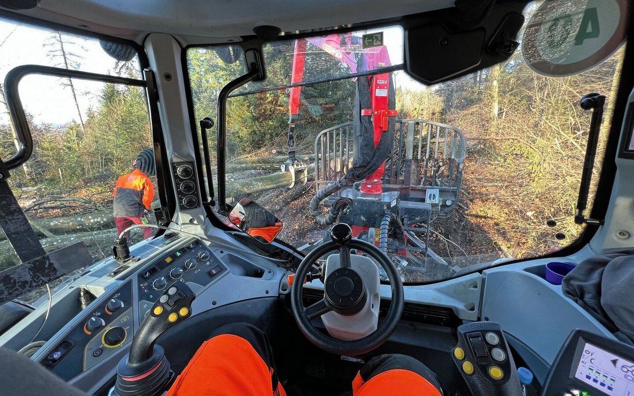 Mit der Rückfahreinrichtung am Valtra N 174 kann     der Holzrückewagen von der Kabine aus bedient werden. 