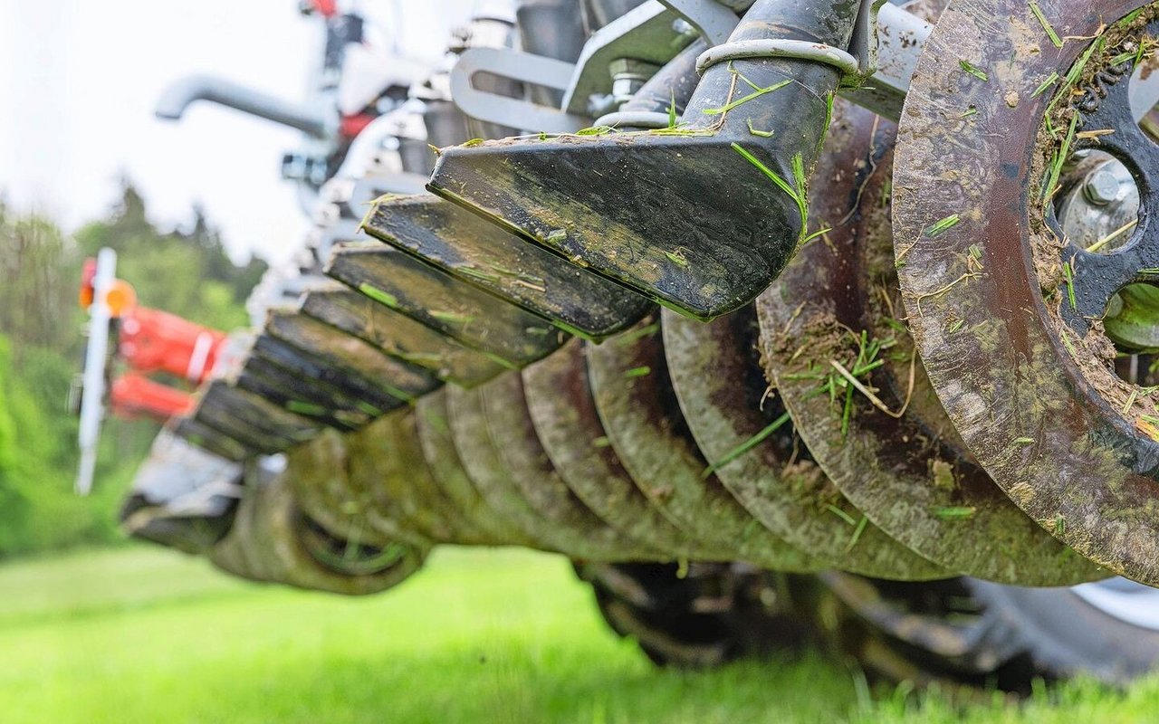 Eingeschlitzte Gülle hat nur geringe Ammoniakverluste. Der Kontakt zur Luft ist kleiner und die Gülle kann im Schlitz besser in den Boden eindringen.