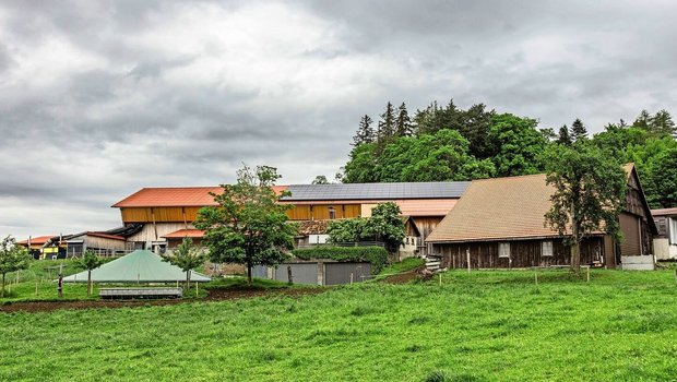 Das Dach über dem Heustock ist zweiteilig. Auf der linken Seite wurde ein normales Unterdach eingebaut. Rechts befindet sich das Unterdach quasi unter den Solarpanels. Mit beiden Systemen kann die Luft für die Belüftung im Heustock erwärmt werden.