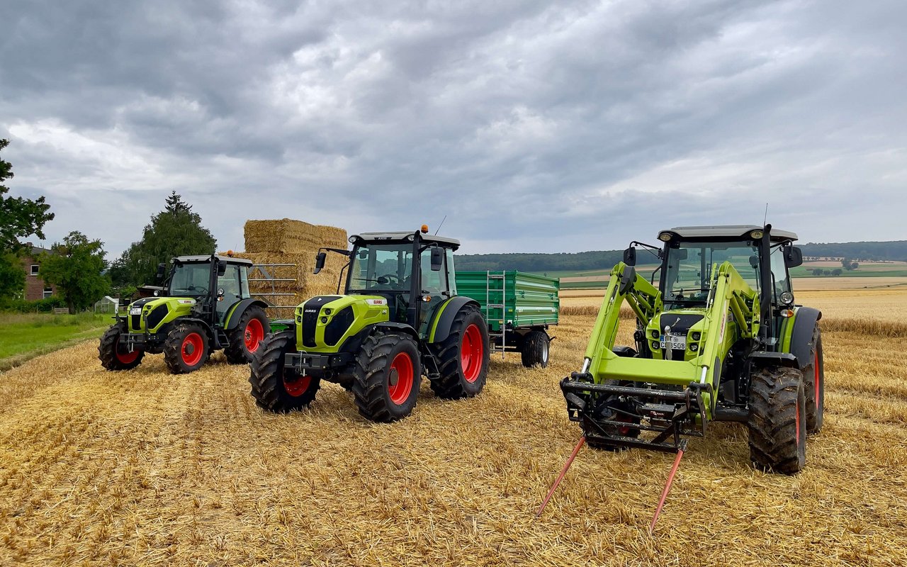 Kompakt-Traktoren Claas Elios 200, Elios 300 und Axos 200 hintereinander.