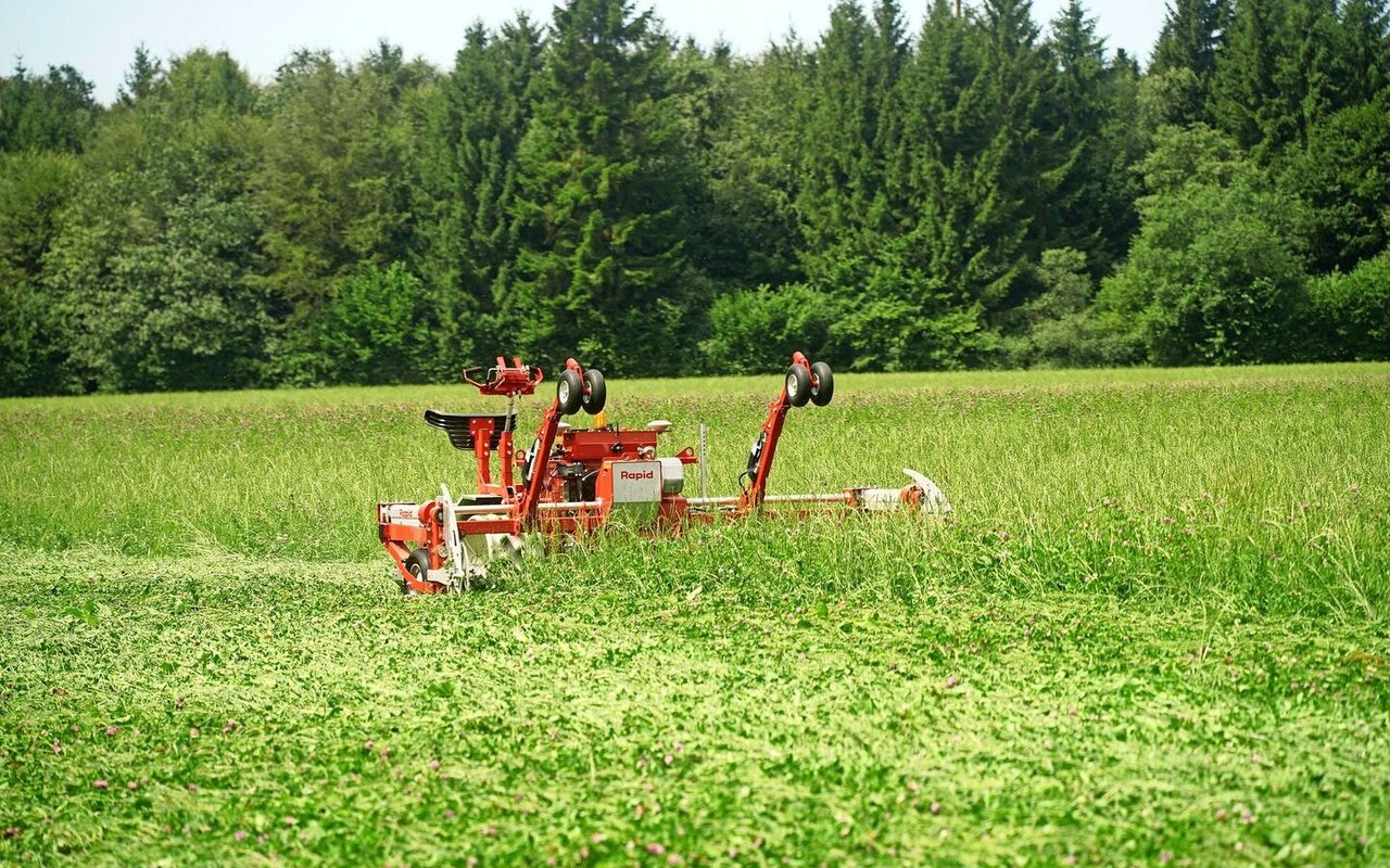 Der Cosmos kann mit dem Doppelmessermähwerk eine Arbeitsgeschwindigkeit bis 12 km/h erreichen.