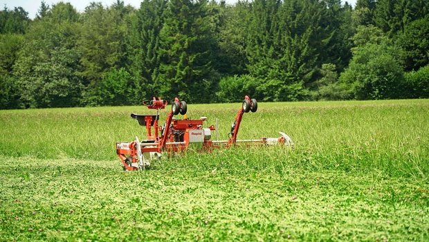 Der Cosmos kann mit dem Doppelmessermähwerk eine Arbeitsgeschwindigkeit bis 12 km/h erreichen.