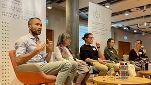 Projektleiter Daniel Langmeier und ETH-Professorin Johanna Jacobi an der Präsentation des Bürgerinnenrates.