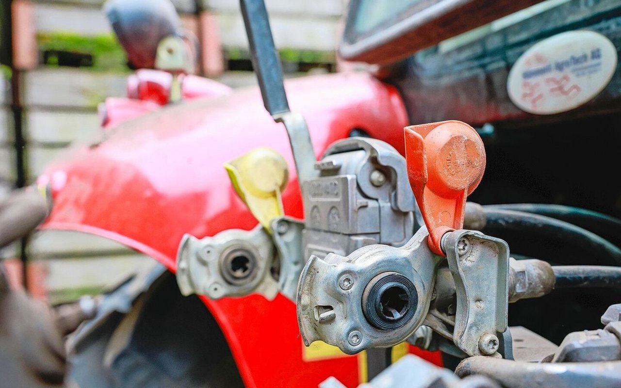 Wer ein pneumatisches Bremssystem nachrüstet, hat die Qual der Wahl, welcher Anschlusstyp es sein soll. 