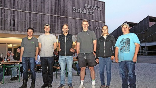 (v.l.n.r) Simon Rothenbühler, Serge Braun, Simon Binder, Luzi Schneider, Janine Hitz und Sonja Basler präsentierten an ihren Posten aktuelle Entwicklungen bei den Ackerkulturen und laufende Feldversuche.