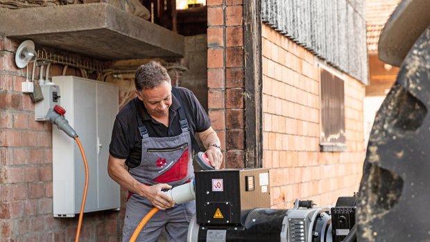 Die Zusammenführung der Stromkreise von Wohnhaus und Stall zum Anschluss an eine Notstromanlage gab den Ausschlag für Streuströme im Melkstand. Bild: Mareycke Frehner
