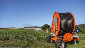 Innerhalb der Bewäss Innerhalb der Bewässerungsgesellschaft Gurmels gibt es einen Turnus. Sobald die Bewässerungsschwelle erreicht ist, kommen die Rollbewässerungen zum Einsatz.