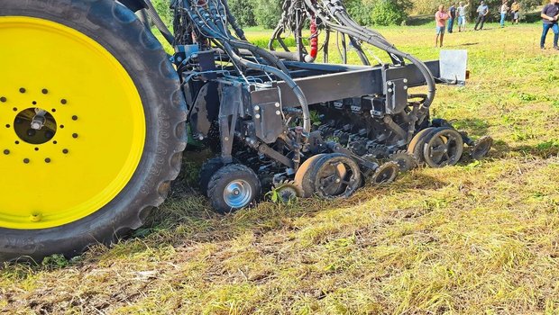 Diese Direktsaatmaschine wurde von der Landag AG mit speziellen Räumern vor den Säscharen entwickelt und kann teilflächenspezifisch dosieren.